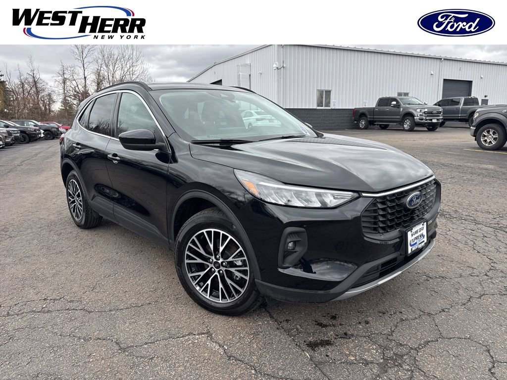 Used 2025 Ford Escape SE w/ Class II Trailer Tow Package FWD image 1