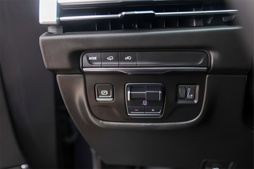 Certified 2025 Cadillac Escalade Sport Platinum w/ LPO, ONYX Package image 15