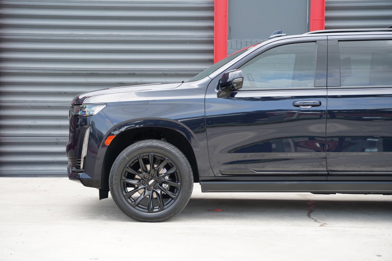 Used 2023 Cadillac Escalade ESV Sport Platinum w/ LPO, ONYX Package RWD image 4