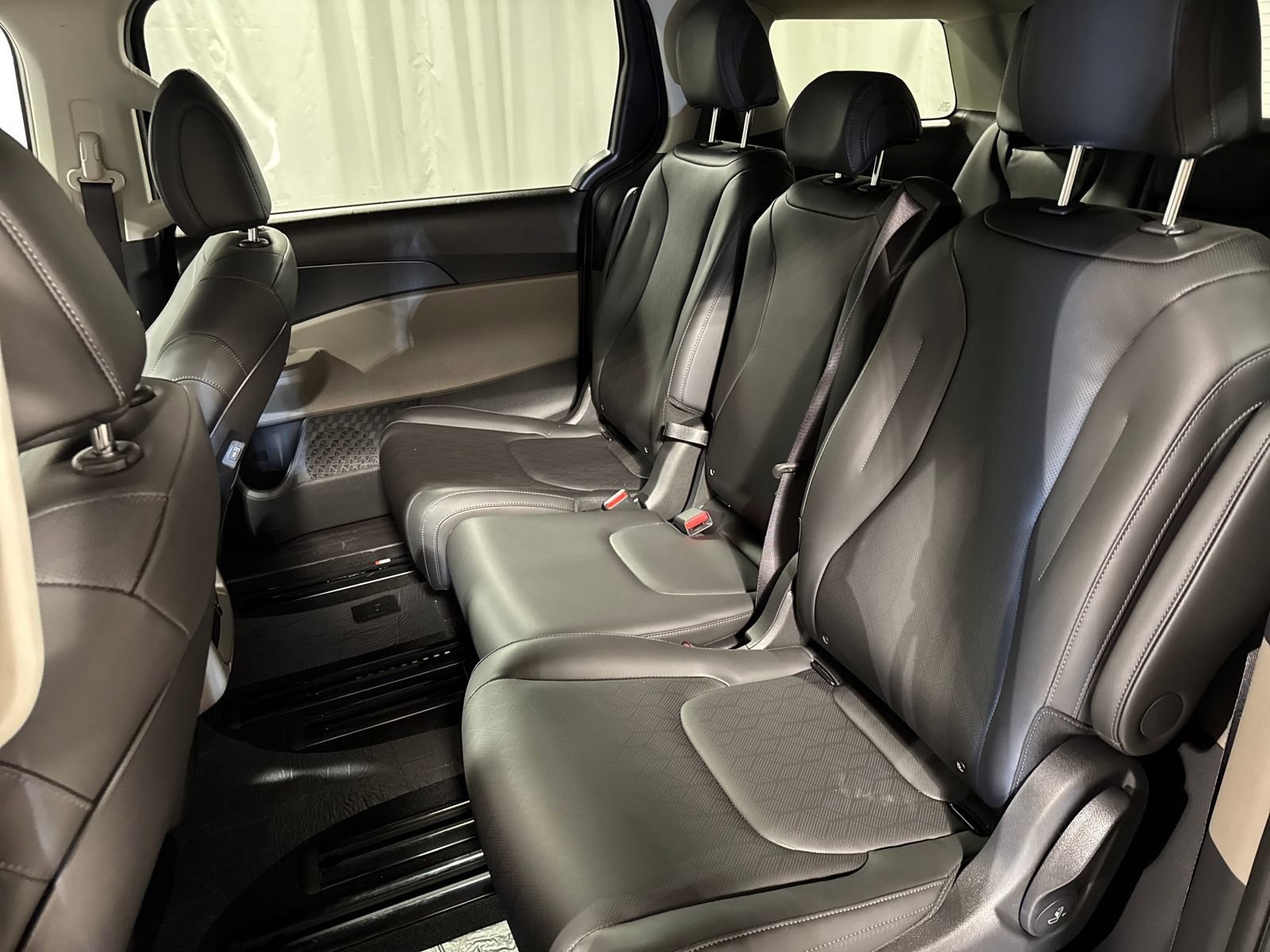 New 2026 Kia Carnival FWD image 15