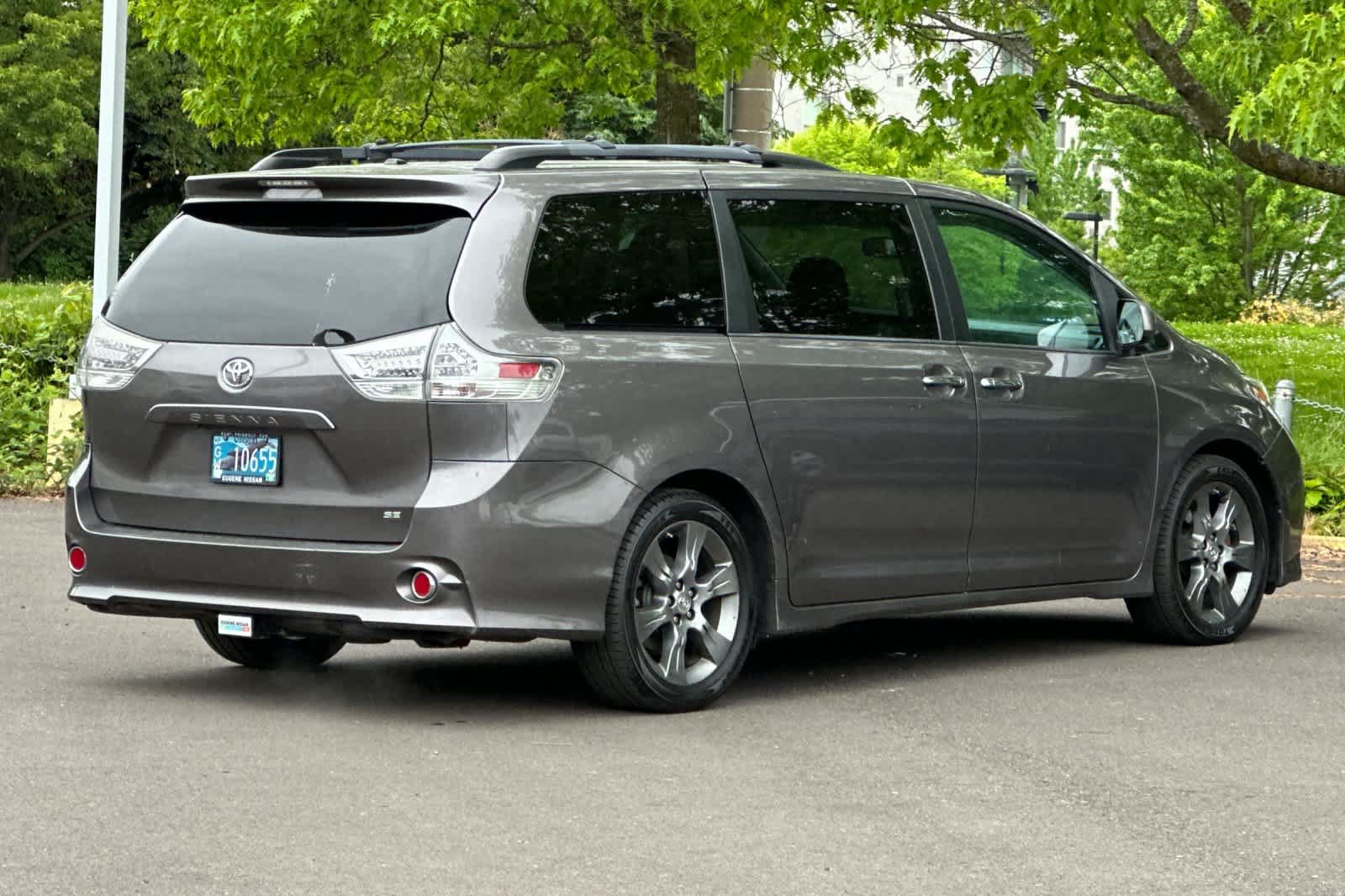 Used 2015 Toyota Sienna SE w/ SE Preferred Package FWD image 2