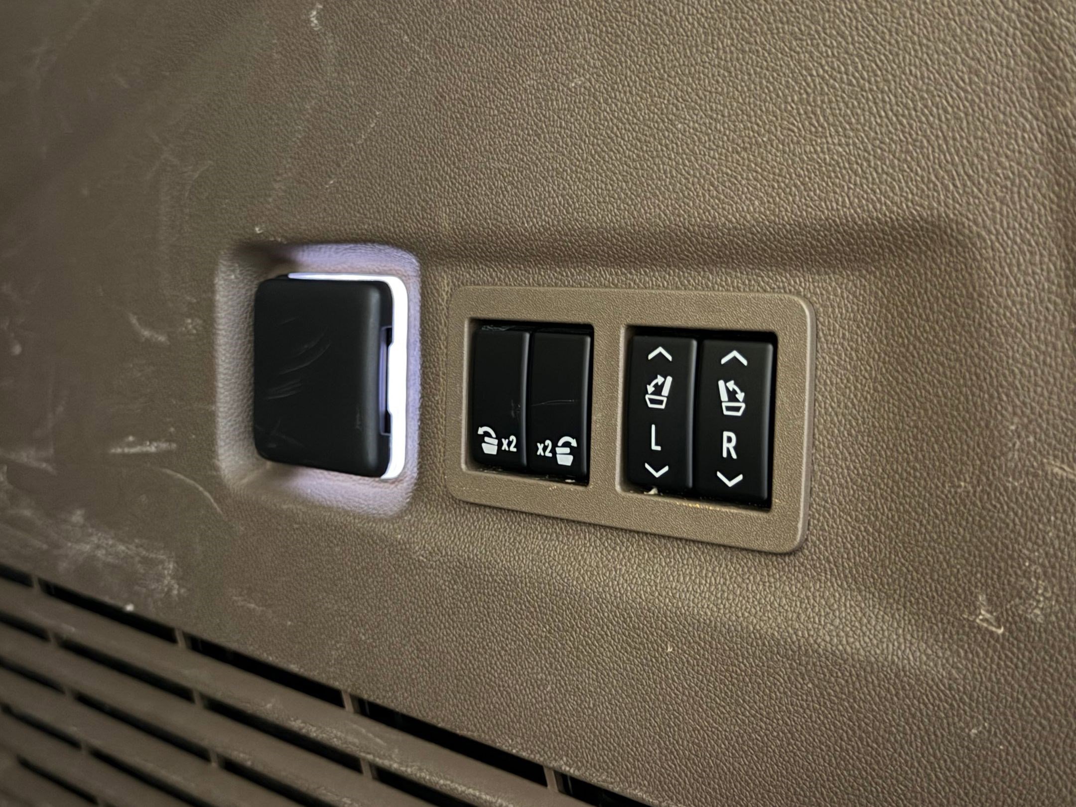 Used 2023 GMC Yukon XL Denali image 43