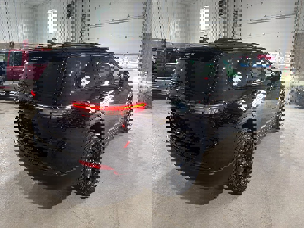 Used 2023 Jeep Grand Cherokee L Laredo AWD/4WD image 5