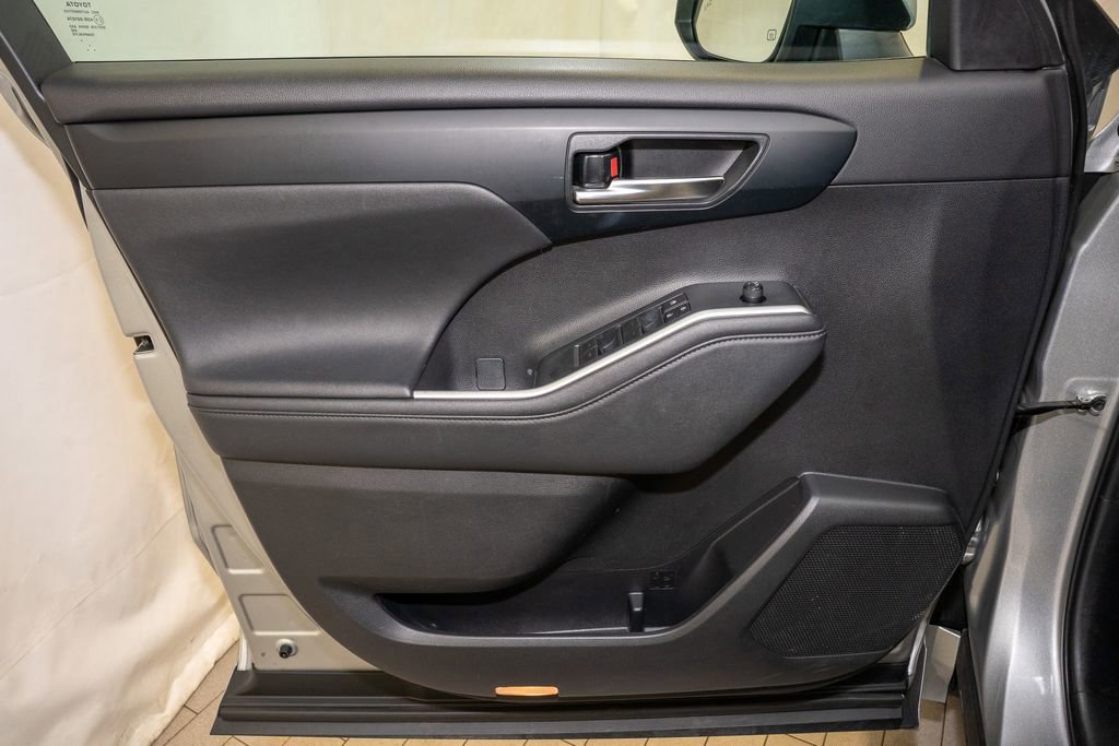 Used 2024 Toyota Highlander XLE image 14