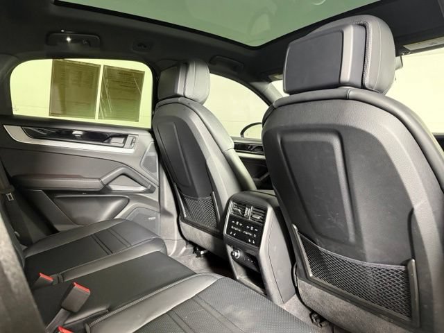 Used 2025 Porsche Cayenne Coupe AWD/4WD image 29