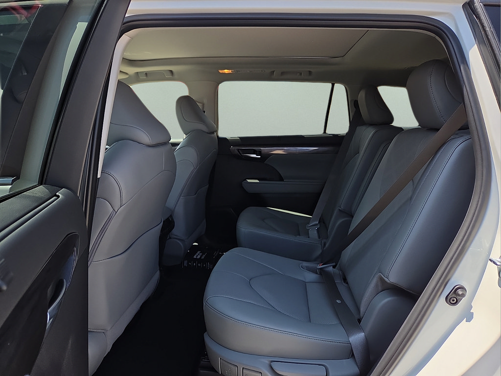 New 2026 Toyota Highlander Platinum AWD/4WD image 14
