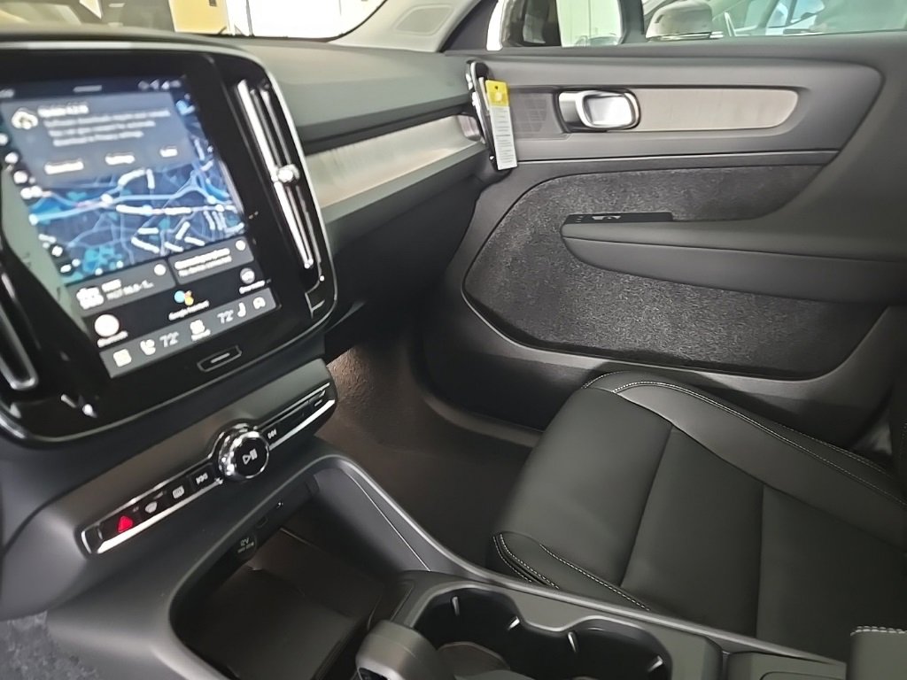 Certified 2025 Volvo XC40 B5 Core image 14