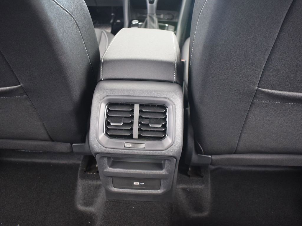Used 2024 Volkswagen Taos SE image 19