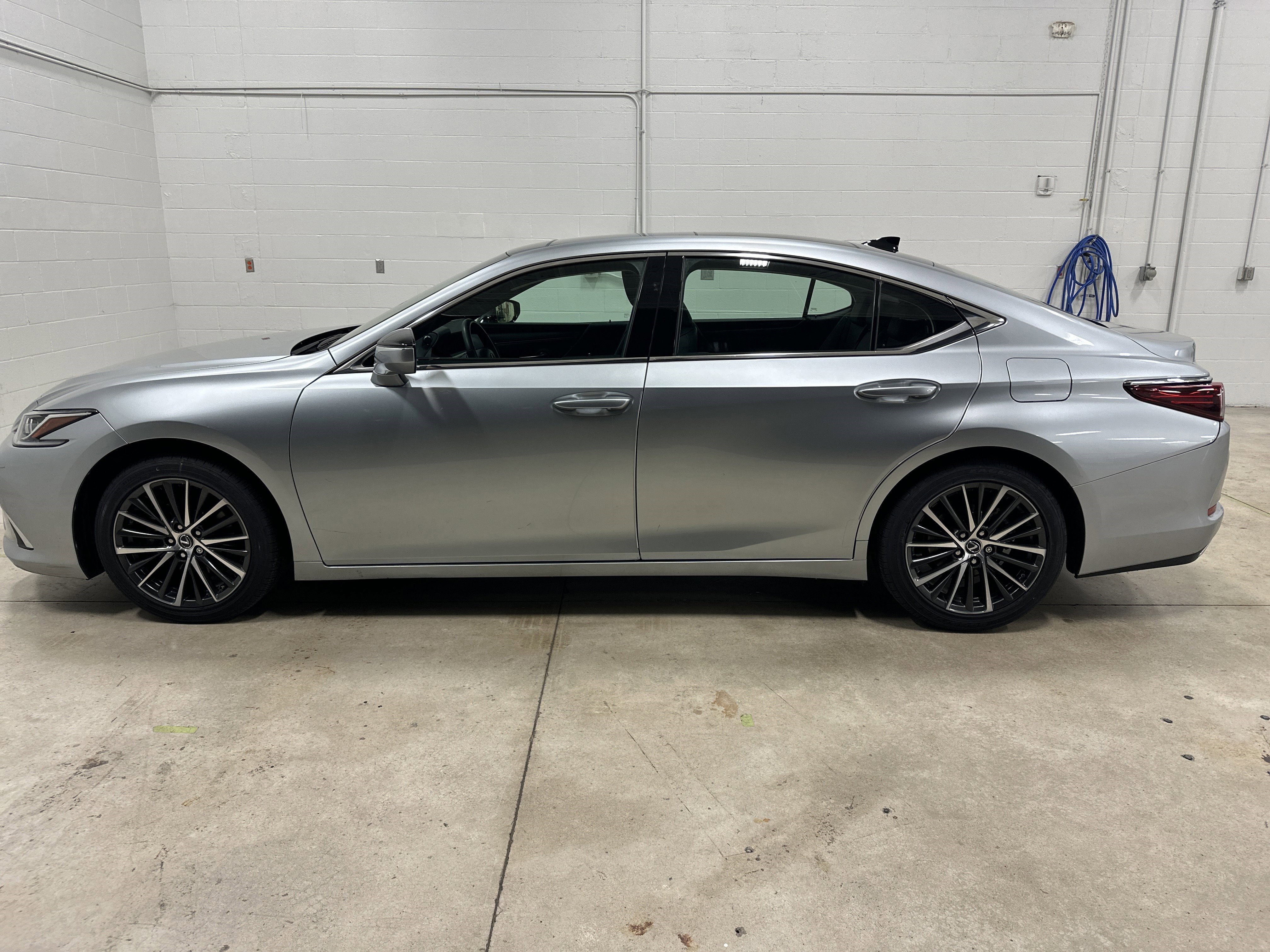 Used 2023 Lexus ES 350 w/ Premium Package FWD image 7