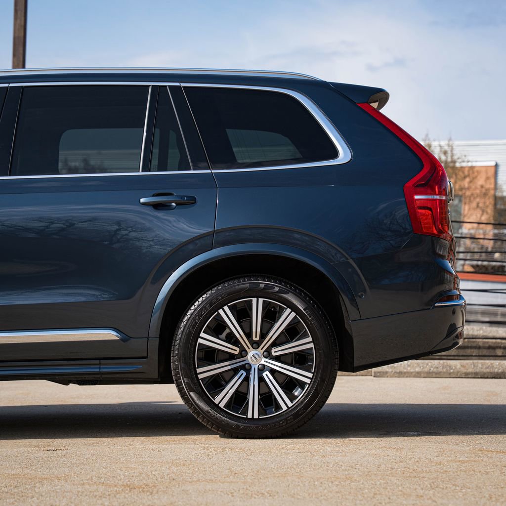 Certified 2025 Volvo XC90 B6 Plus AWD/4WD image 4