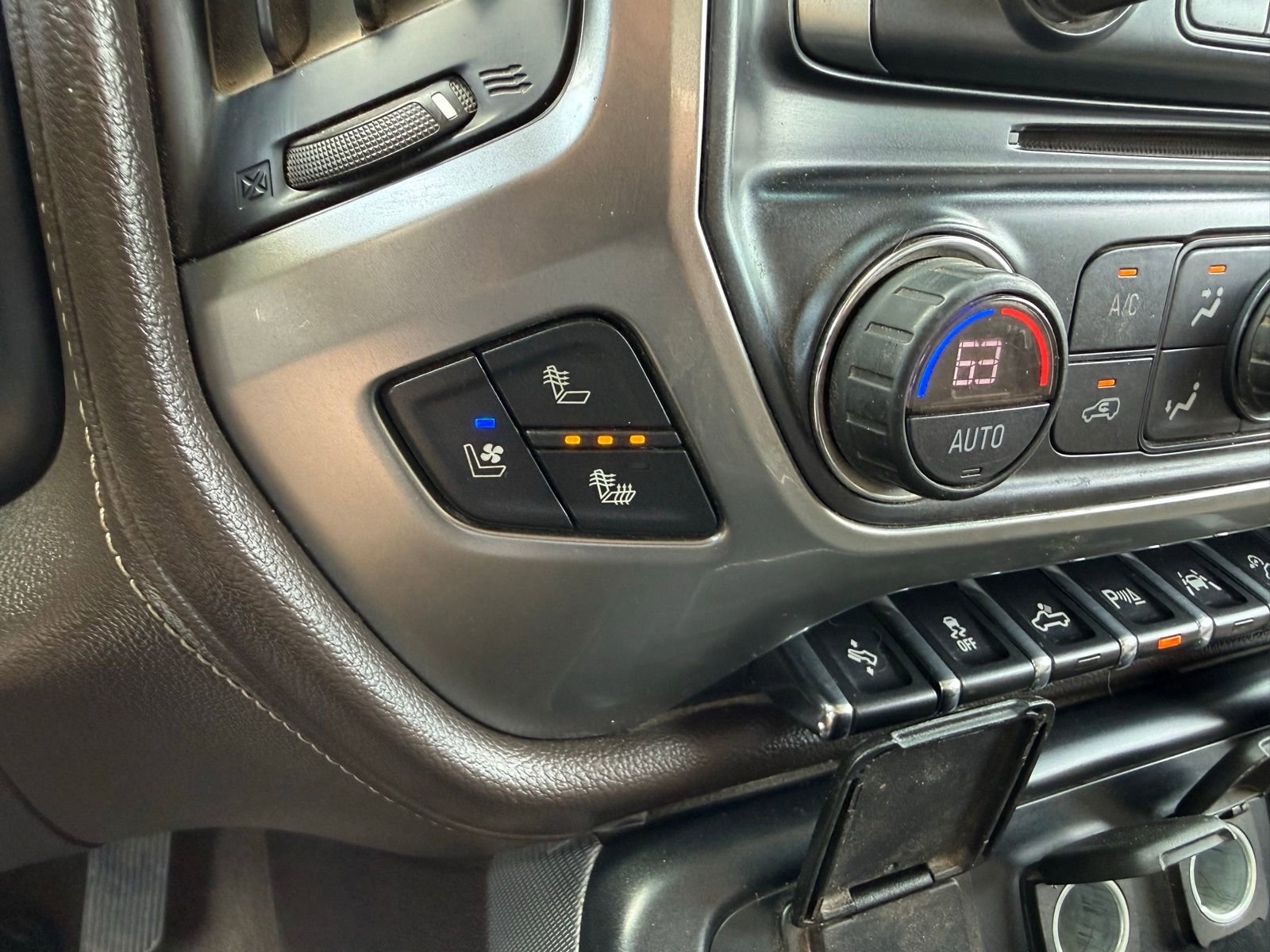 Used 2017 Chevrolet Silverado 1500 LTZ Z71 w/ LTZ Plus Package AWD/4WD image 27