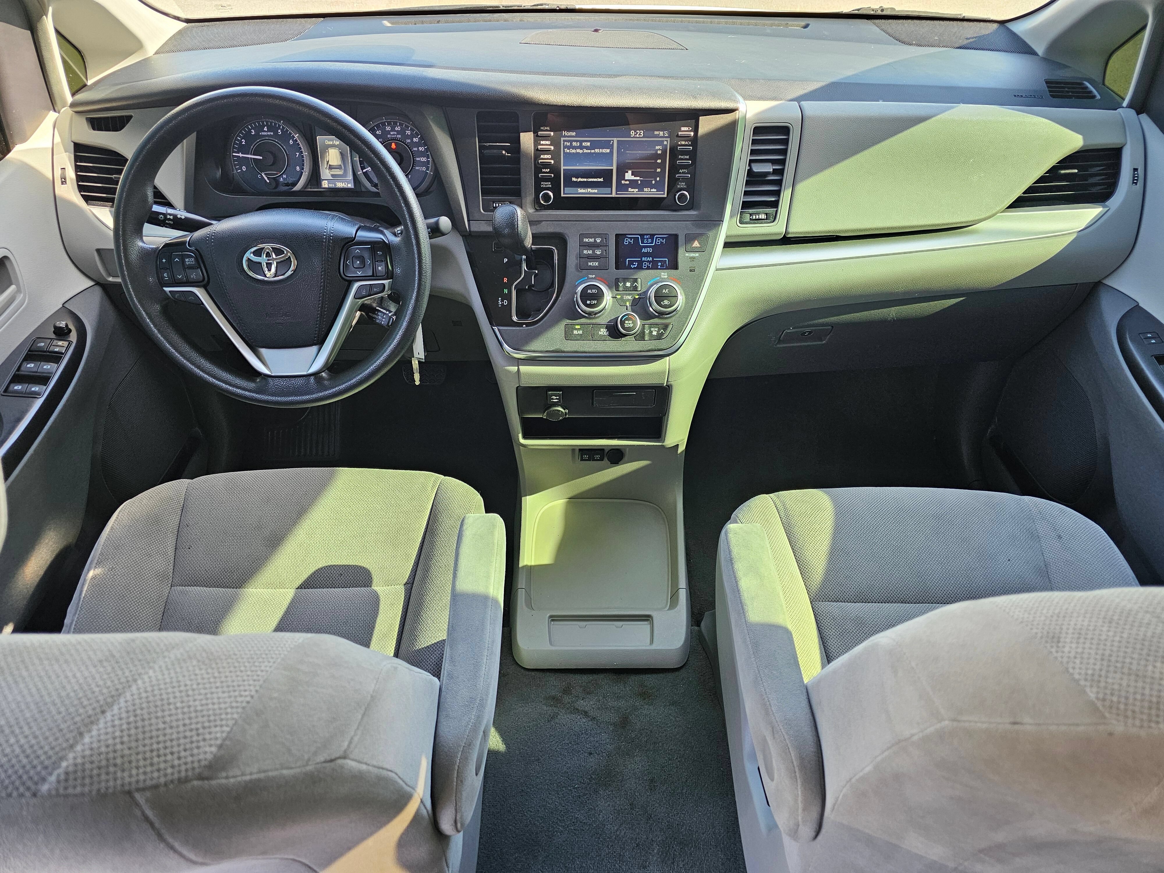 Used 2019 Toyota Sienna L w/ Carpet Mat Package FWD image 13