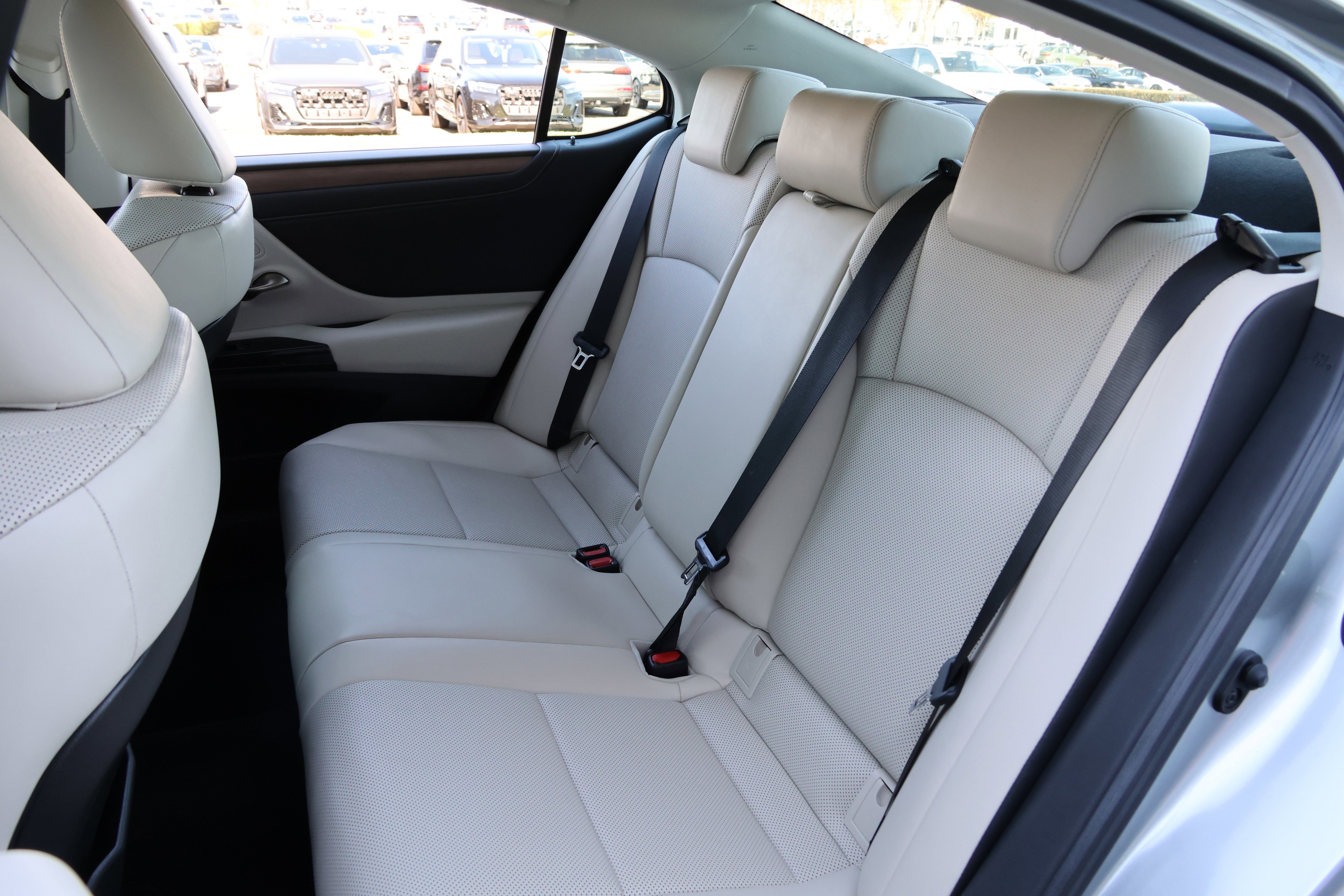 Used 2025 Lexus ES 300h w/ Premium Package image 33