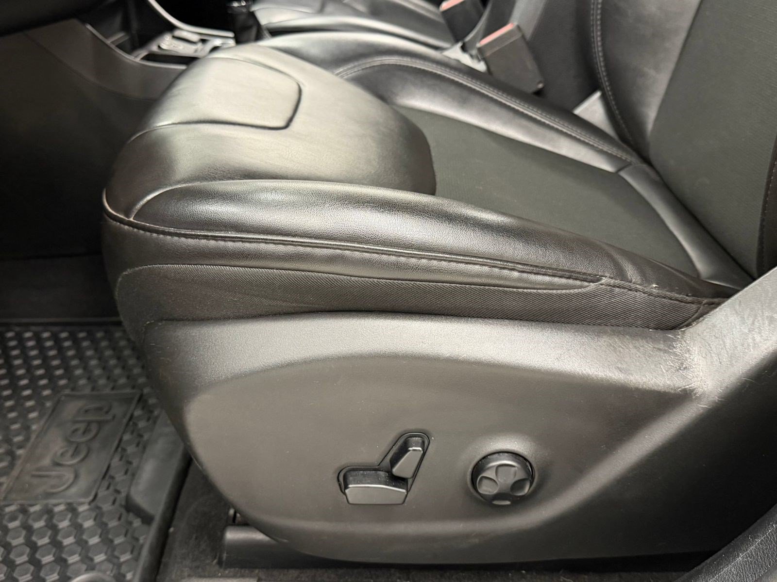 Used 2020 Jeep Cherokee Latitude Plus FWD image 13