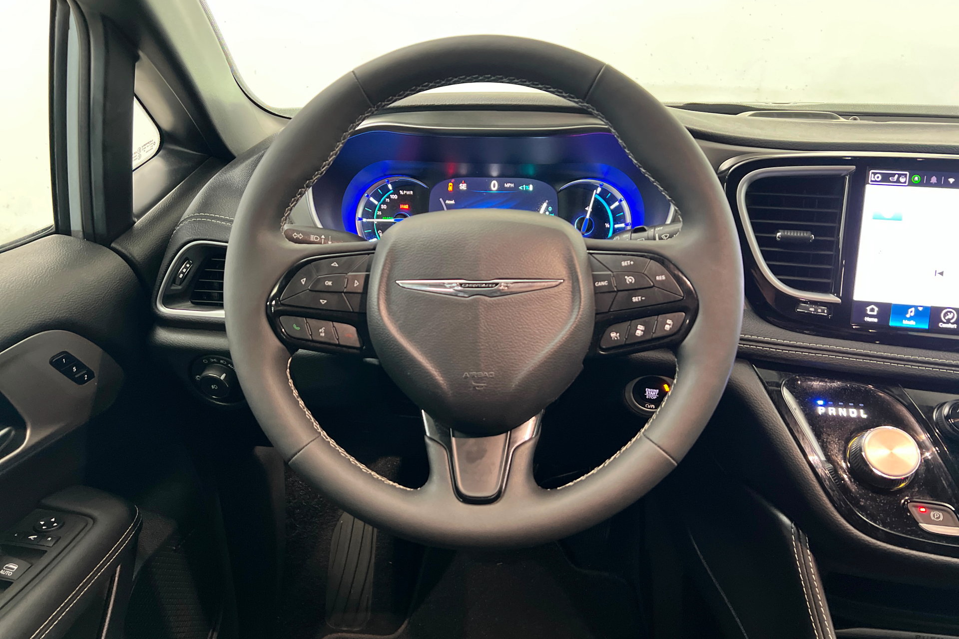 Used 2024 Chrysler Pacifica Premium FWD image 13