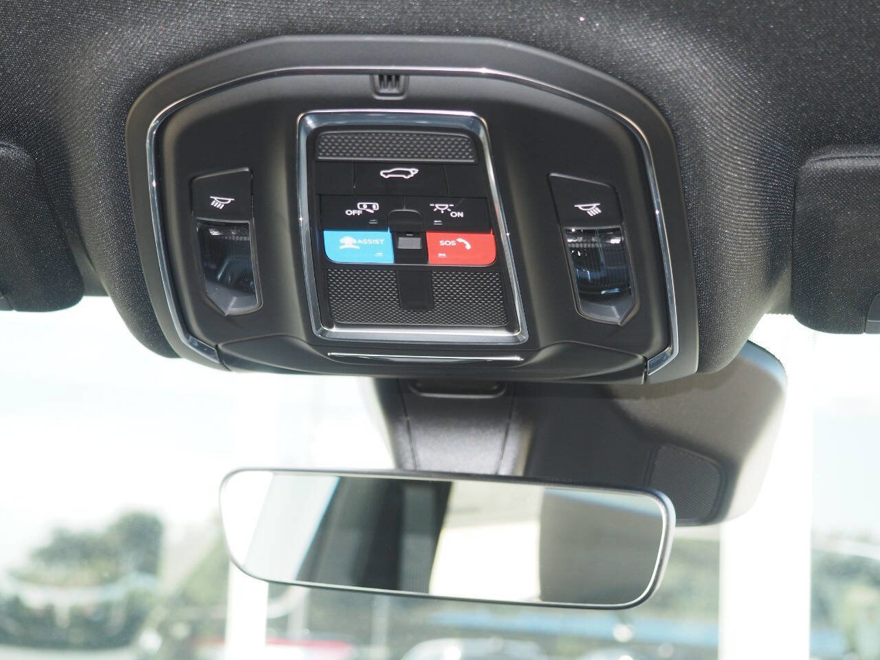 New 2025 Jeep Grand Cherokee Altitude image 17