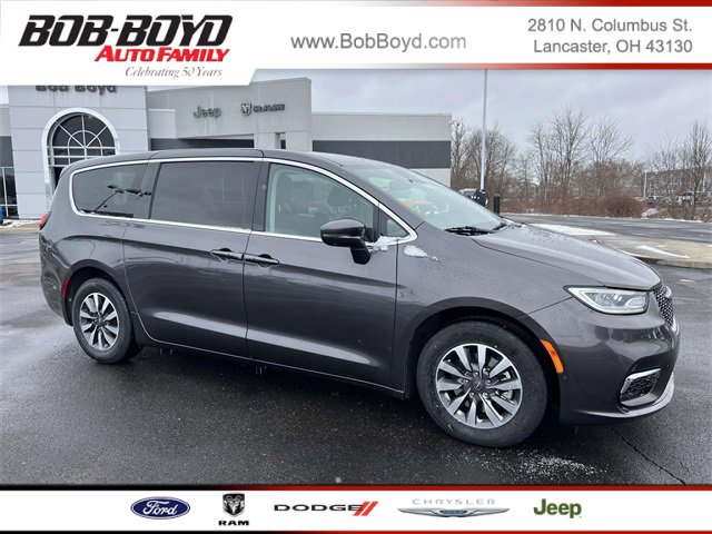 Certified 2022 Chrysler Pacifica Touring-L w/ Uconnect Theater Family Group image 1