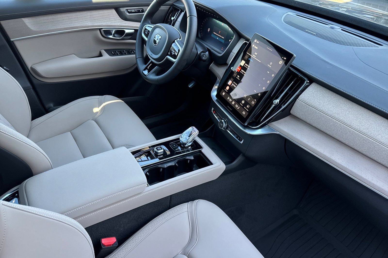 New 2026 Volvo XC90 T8 Plus w/ Protection Package image 19