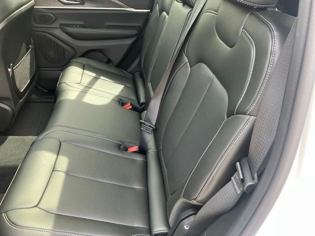 New 2026 Jeep Grand Cherokee Limited w/ Luxury Tech Group II AWD/4WD image 25