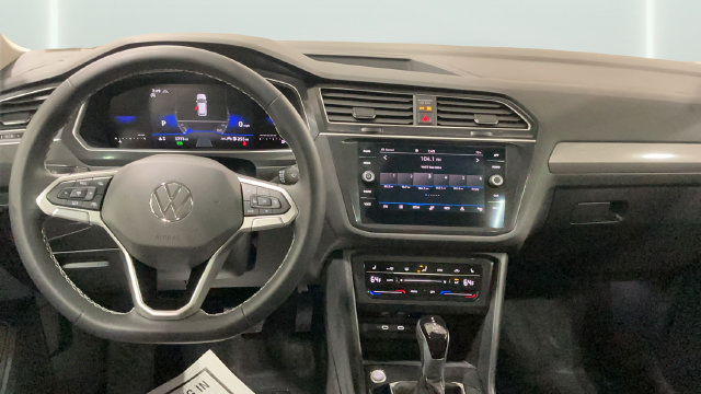 Used 2024 Volkswagen Tiguan SE w/ Panoramic Sunroof Package AWD/4WD image 11