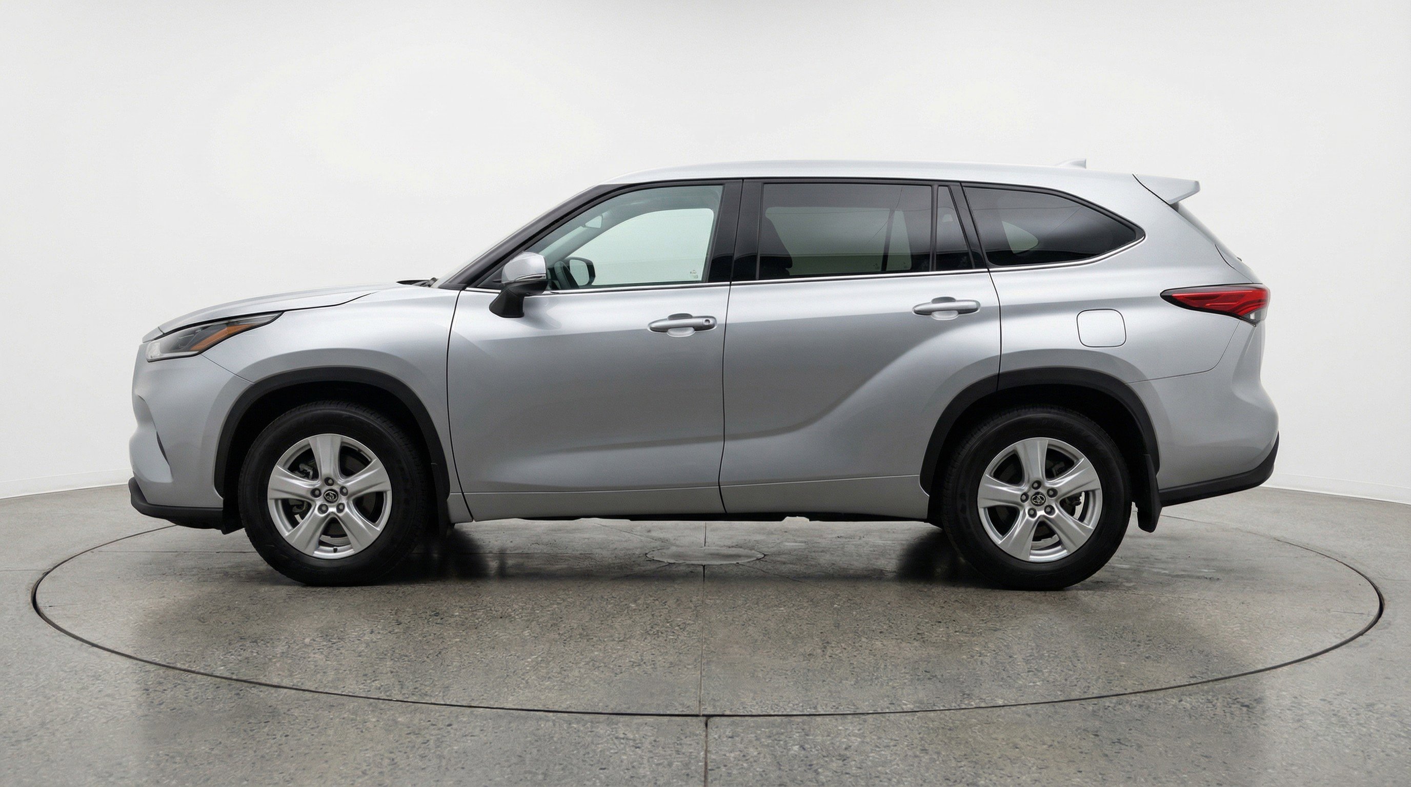 Used 2025 Toyota Highlander LE FWD image 5