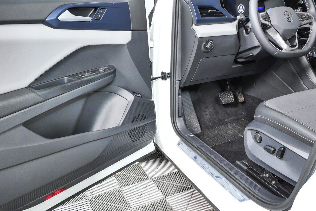Certified 2023 Volkswagen Taos SE FWD image 7