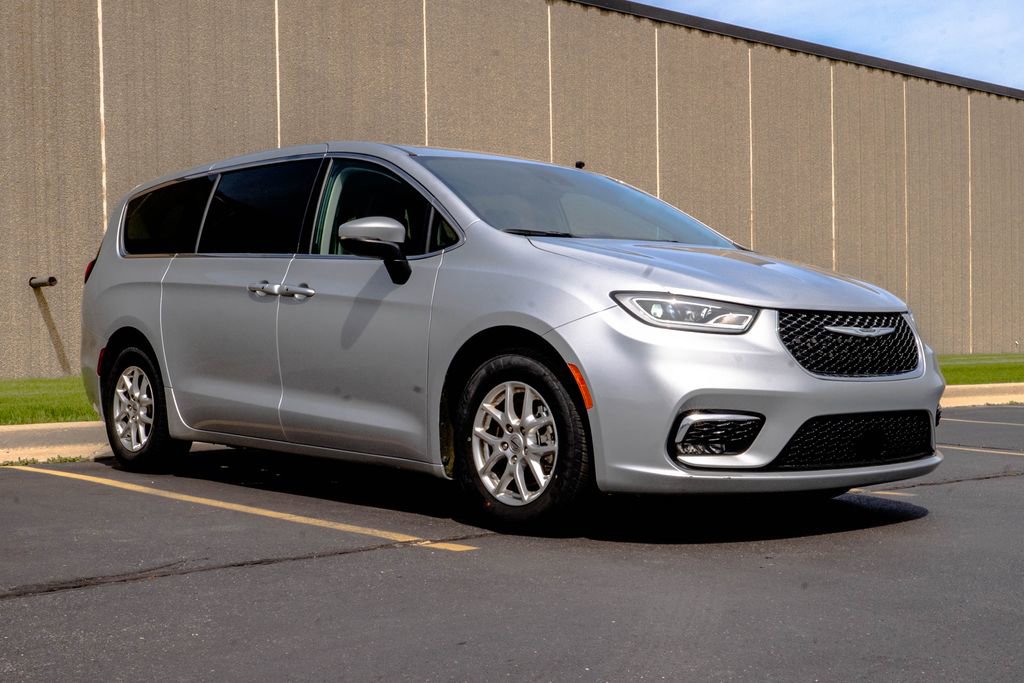 Used 2023 Chrysler Pacifica Touring-L FWD image 2