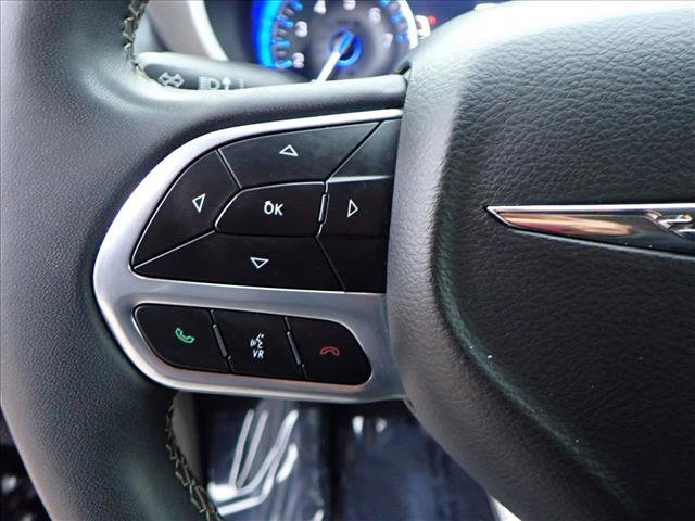 Used 2022 Chrysler Pacifica Touring-L image 16