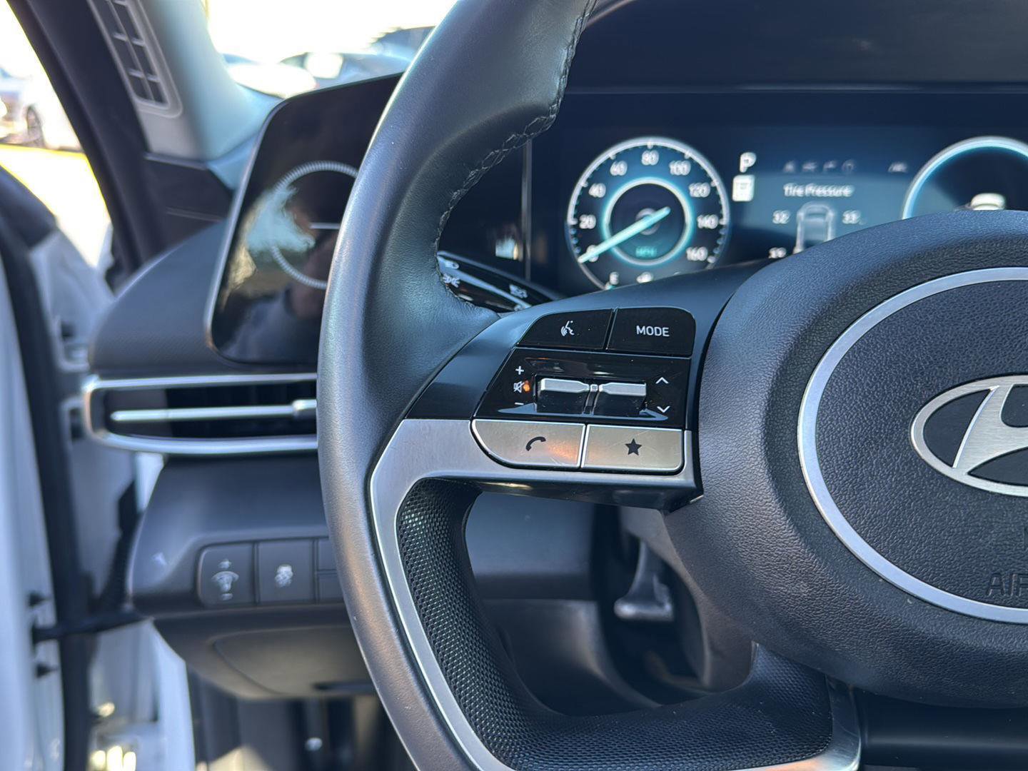 Used 2024 Hyundai Elantra Limited image 18