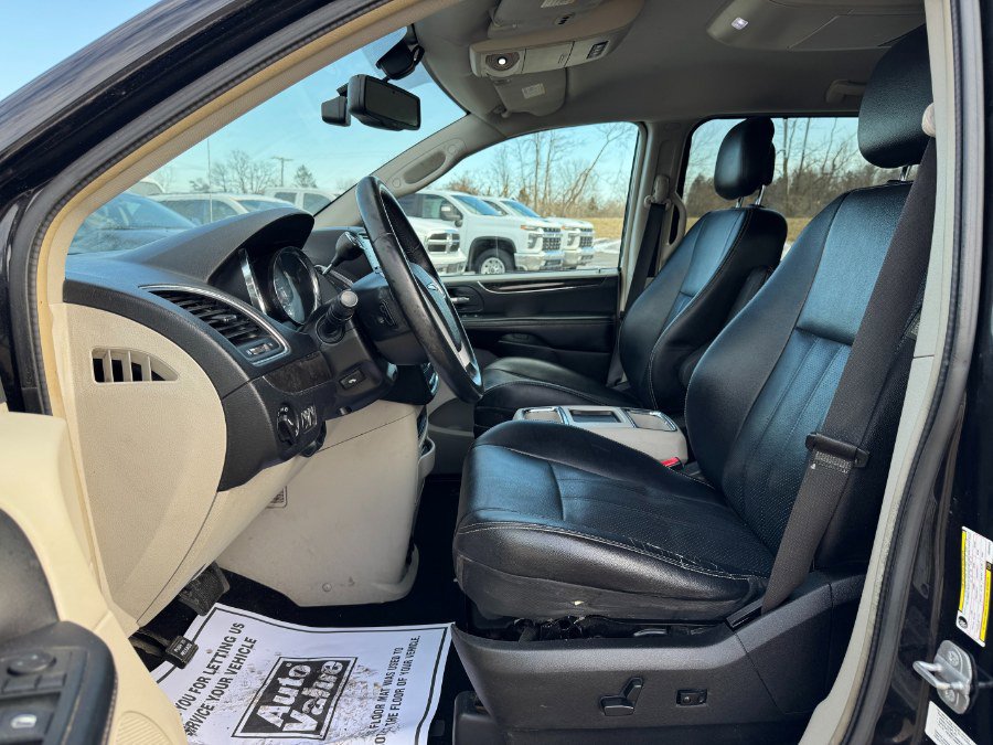 Used 2014 Chrysler Town & Country Touring-L w/ Driver Convenience Group image 15