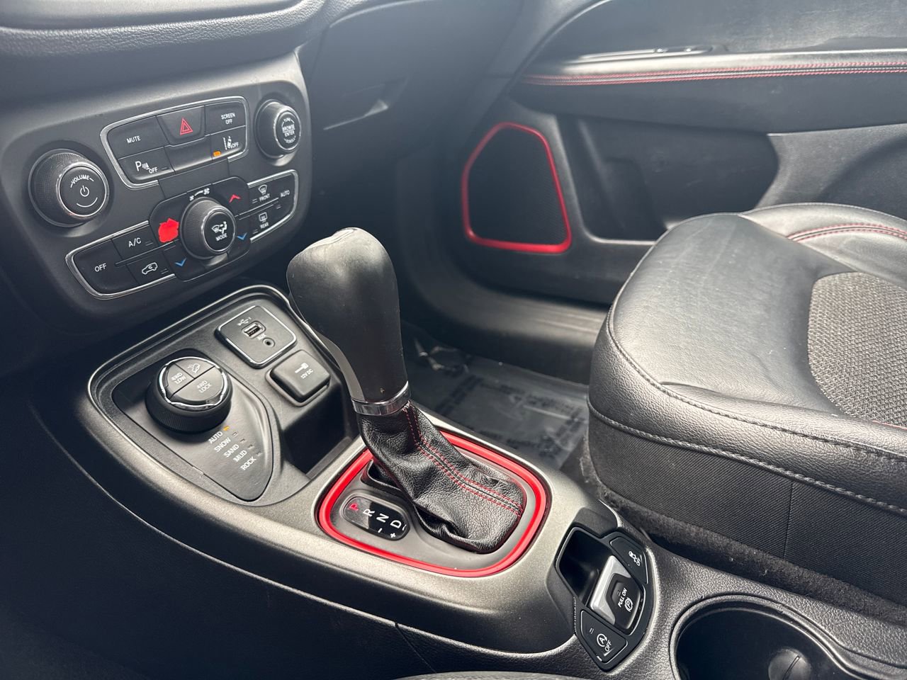 Used 2019 Jeep Compass Trailhawk w/ Cold Weather Group AWD/4WD image 23