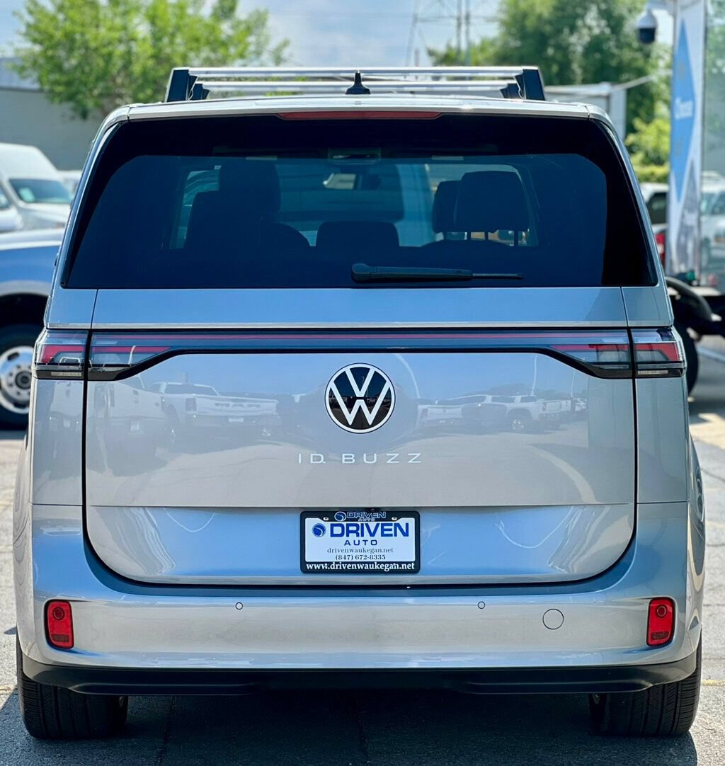 Used 2025 Volkswagen ID. Buzz Pro S RWD image 32