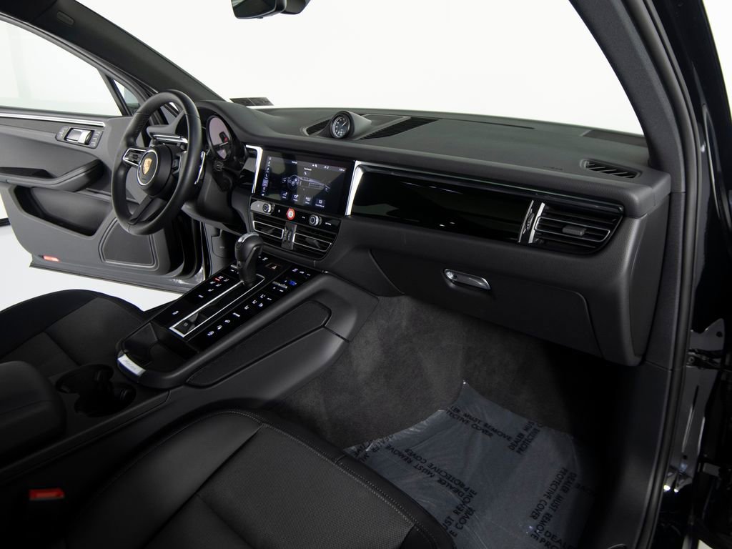 Certified 2025 Porsche Macan image 28