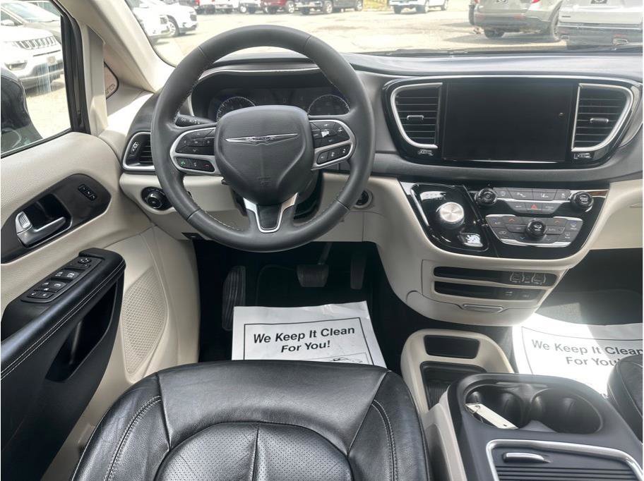 Used 2022 Chrysler Pacifica Touring-L image 11