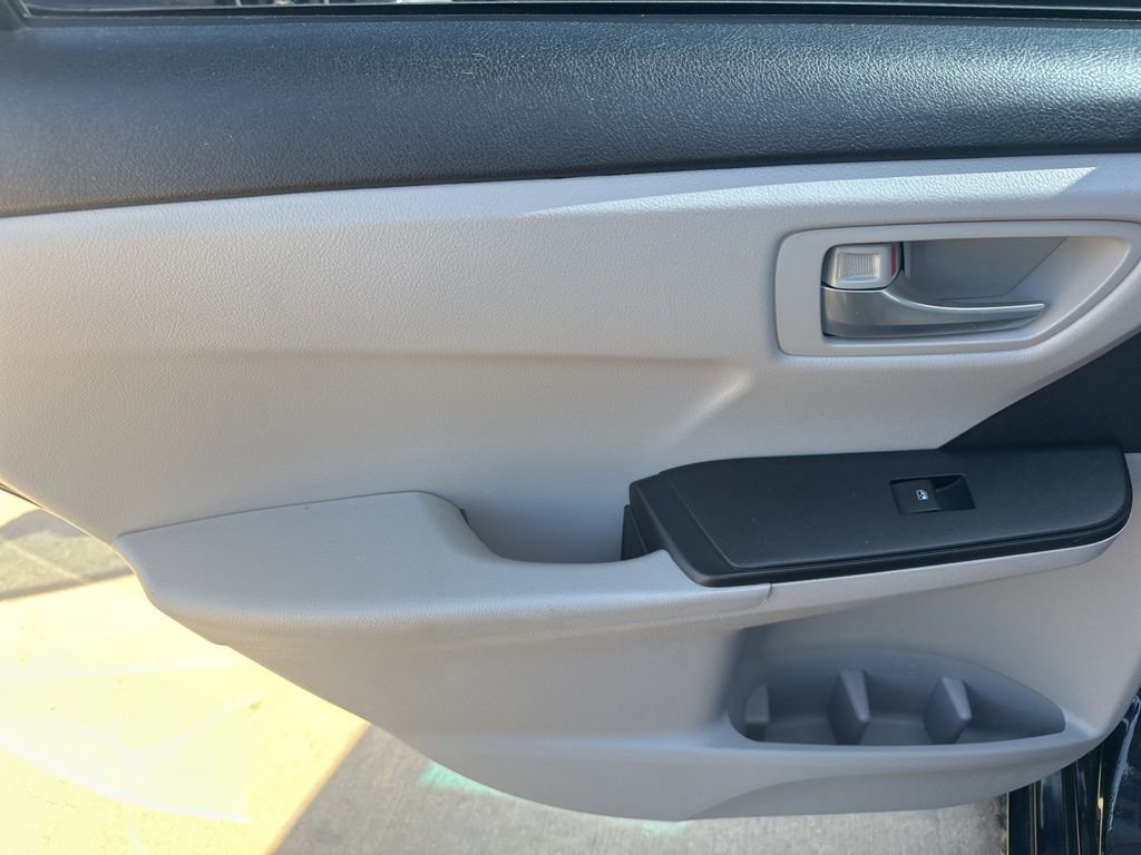 Used 2017 Toyota Camry SE FWD image 19