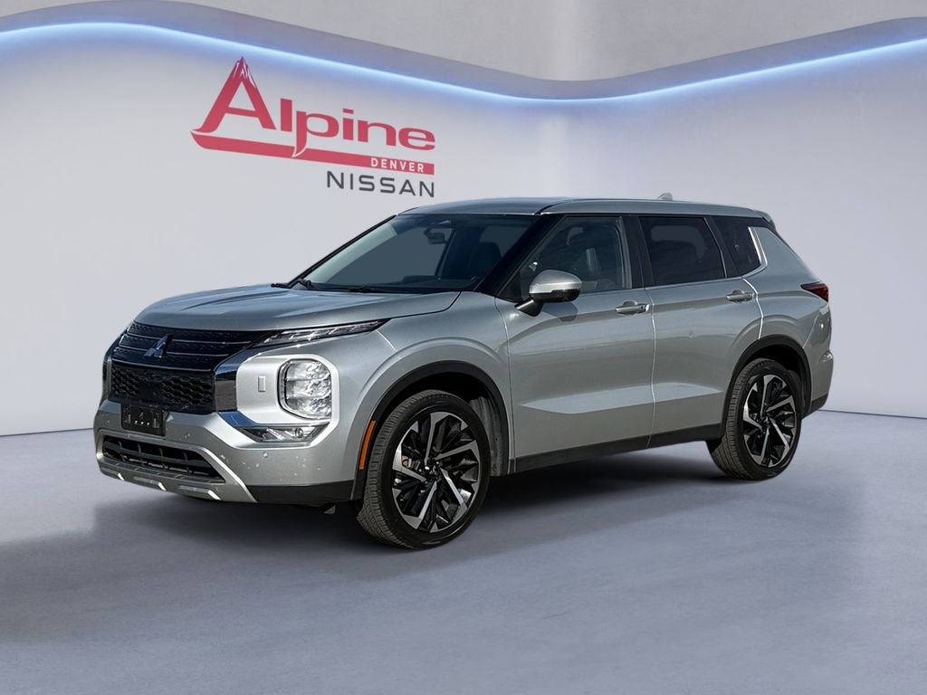 Used 2024 Mitsubishi Outlander SE image 1