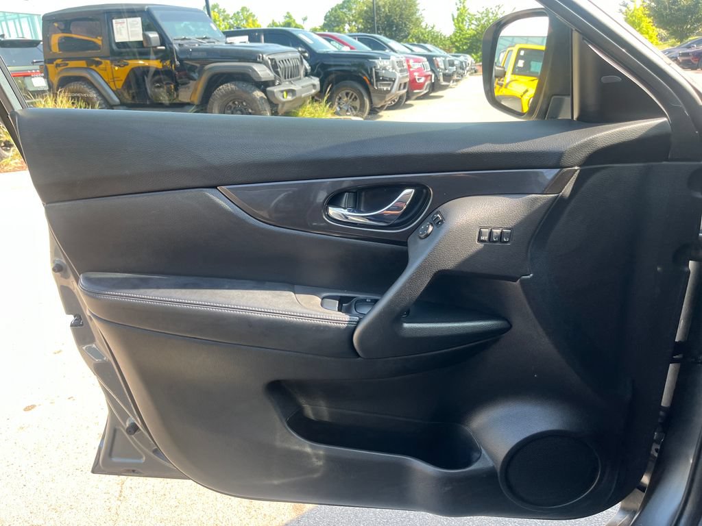 Used 2019 Nissan Rogue SV w/ Premium Package FWD image 10