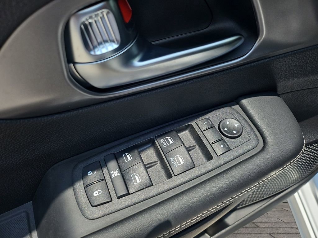 New 2025 Chrysler Voyager LX image 18