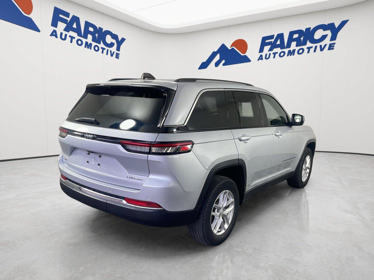Used 2023 Jeep Grand Cherokee Laredo AWD/4WD image 7