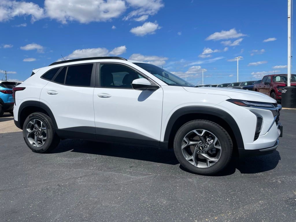 Used 2025 Chevrolet Trax LT FWD image 2