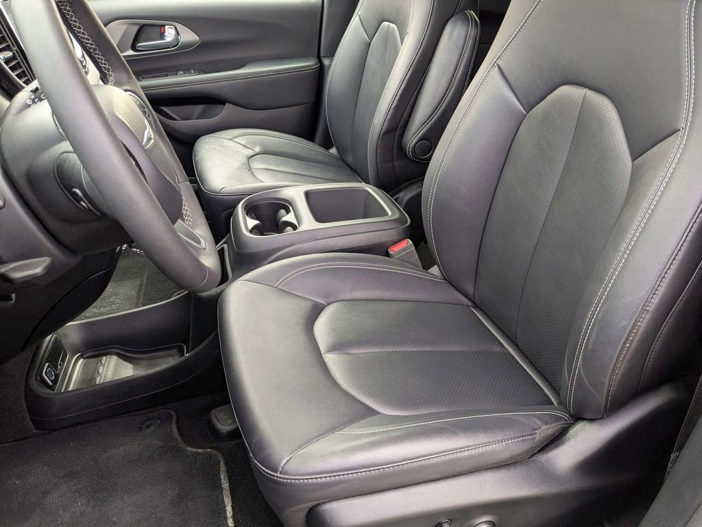 Used 2025 Chrysler Pacifica Select image 16