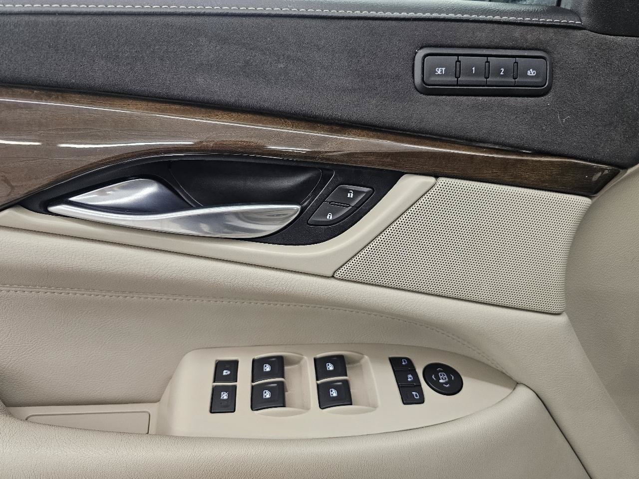 Used 2020 Cadillac Escalade Luxury AWD/4WD image 10