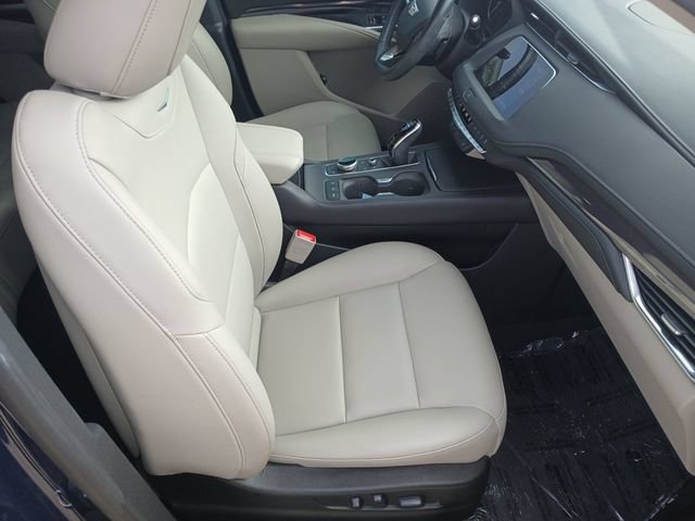 Used 2021 Cadillac XT4 Luxury w/ Cold Weather Package FWD image 19