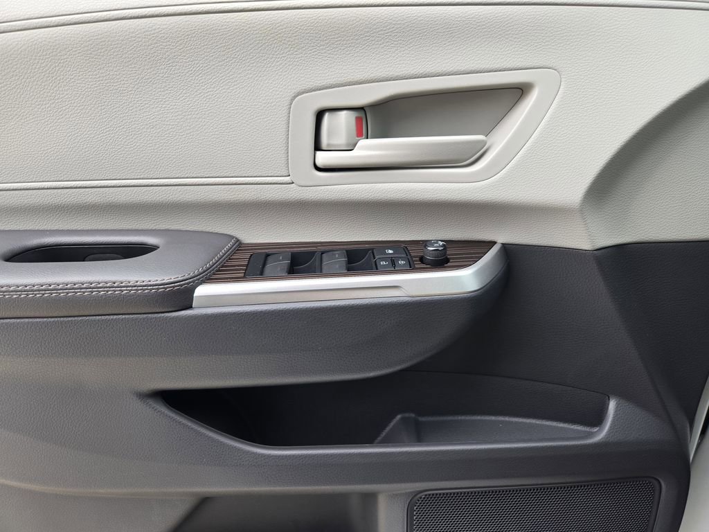 Used 2021 Toyota Sienna LE FWD image 15