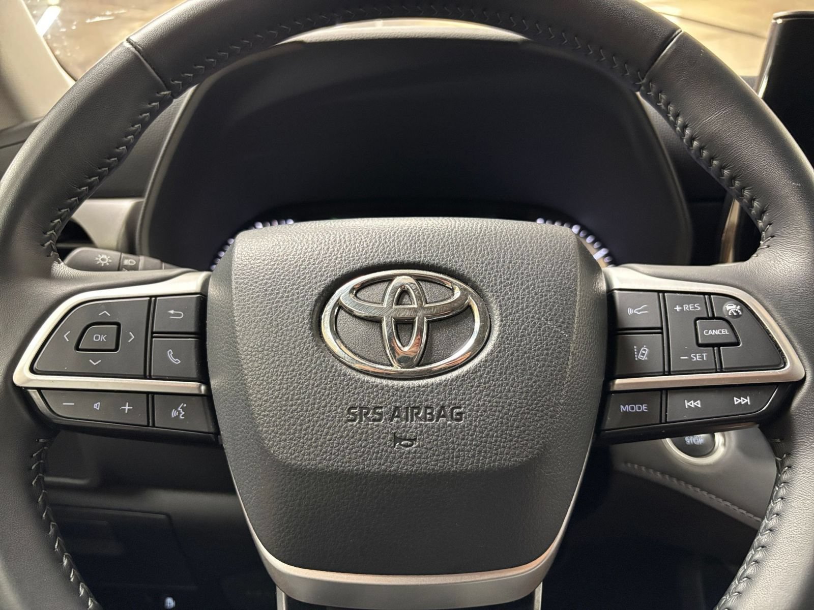 Used 2025 Toyota Highlander LE FWD image 29