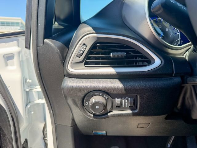 Used 2025 Chrysler Pacifica Select FWD image 19