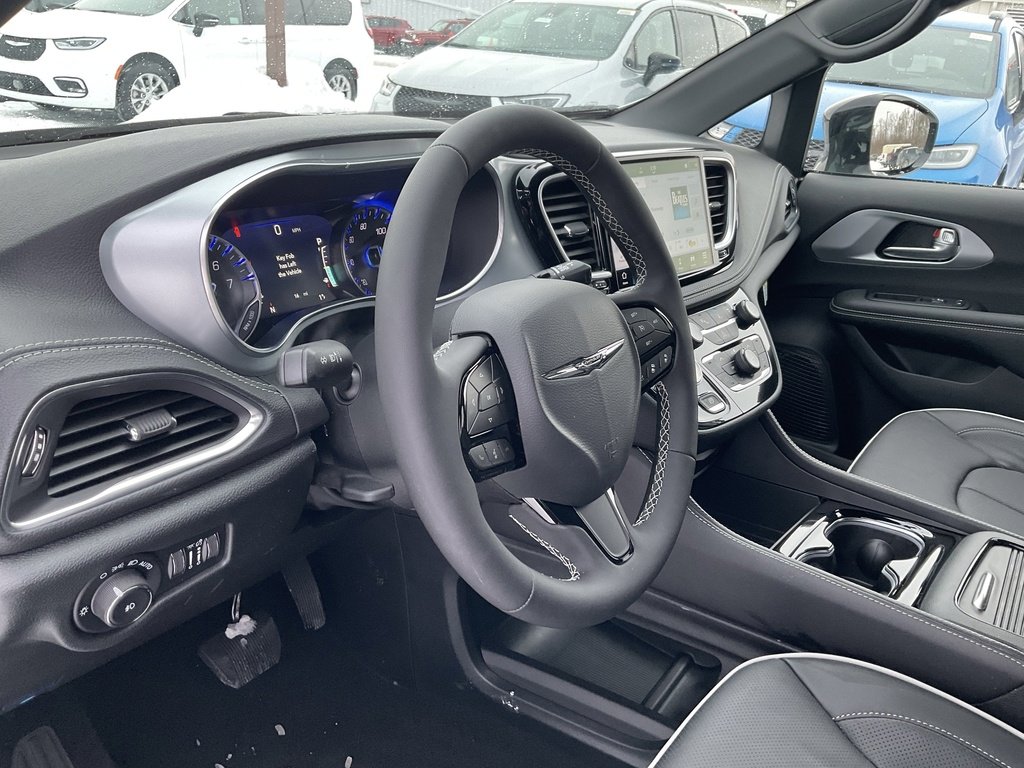 New 2026 Chrysler Pacifica Limited w/ Uconnect Theater Family Group image 10