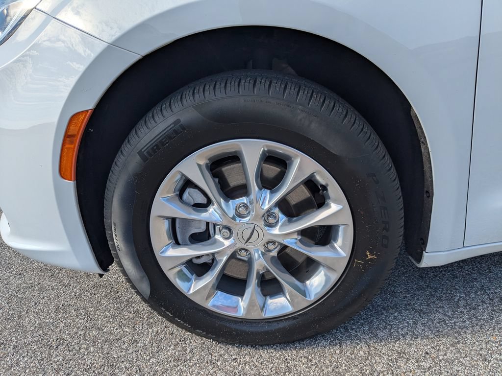 Used 2023 Chrysler Pacifica Touring-L AWD/4WD image 13
