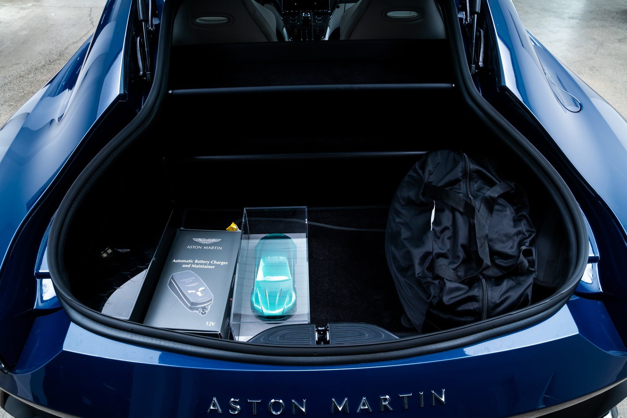 Used 2025 Aston Martin V8 Vantage Coupe RWD image 9