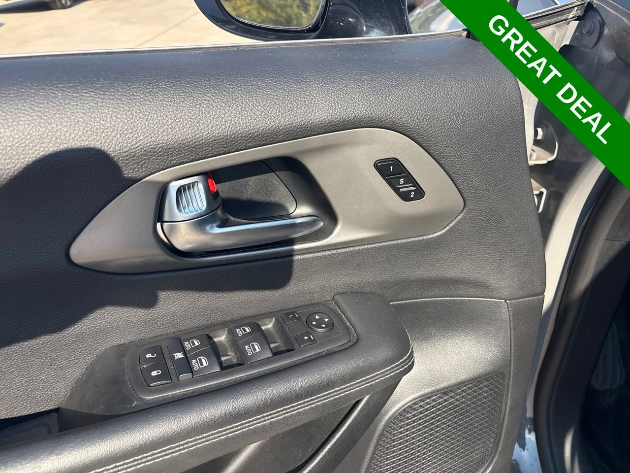 Used 2025 Chrysler Pacifica Select FWD image 15